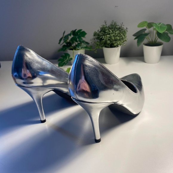 Super trendy silver pointed toe heel !!! - Picture 2 of 3